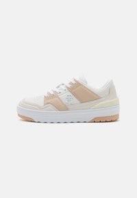 Białe i jasnobeżowe sneakersy o teksturowanym wykończeniu, z wyściełanym kołnierzem, zapinane na sznurowadła i z detalem logo po boku. Gumowa podeszwa.