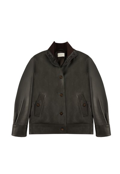 Dunkle Lederjacke mit hohem Kragen, geknöpftem Vorderteil und zwei vorderen Taschen mit braunen Knöpfen. Glatte Textur und taillierte Passform.