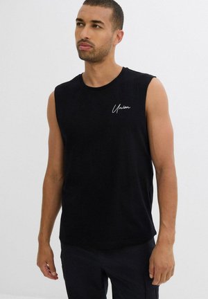 Schwarzes ärmelloses Baumwoll-T-Shirt mit Rundhalsausschnitt, das ein weißes, kursives "Union"-Logo auf der linken Brustseite trägt.