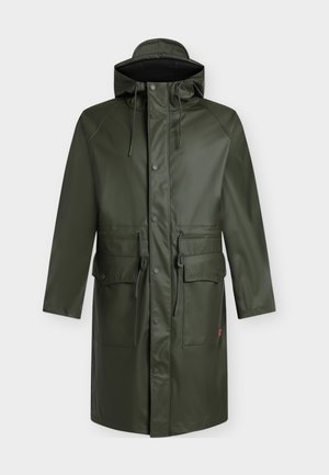 Impermeabile lungo verde oliva con cappuccio, bottoni a pressione frontali, coulisse regolabili e due grandi tasche frontali con patta.