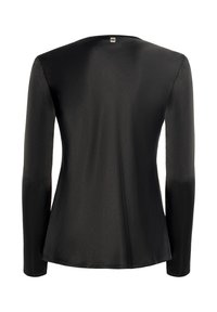 Maglia nera a maniche lunghe con una texture liscia, scollatura rotonda e orlo leggermente svasato. Presenta un'etichetta piccola sul retro.