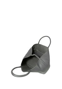 Borsa tote in pelle grigia con un'apertura ampia, due manici e una tasca interna con zip. La texture è liscia con una forma strutturata.