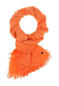 Sciarpa arancione brillante realizzata in tessuto leggero, con design annodato e bordi frangiati. Include un piccolo dettaglio in nero.