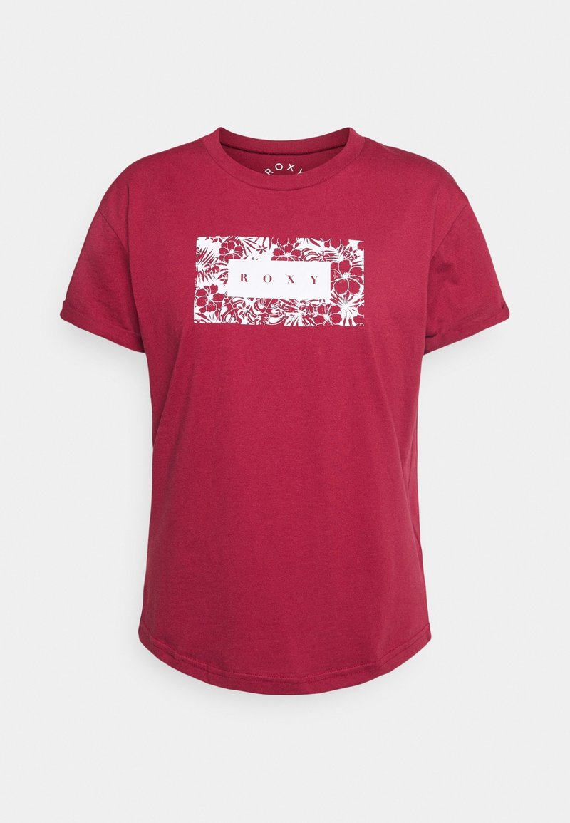 T-shirt rouge à manches courtes avec un motif floral rectangulaire blanc et le mot « ROXY » centré sur la poitrine.