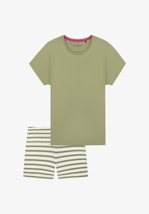 T-shirt verde oliva a maniche corte con scollo rosa, abbinata a pantaloncini bianchi e verde oliva a righe. Tessuto morbido, vestibilità rilassata.