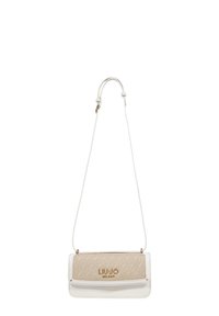 Bolso blanco con solapa beige texturizada que presenta un logo, correa ajustable y acabado liso. Forma rectangular compacta, diseño minimalista.