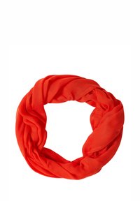 Écharpe en tissu doux de couleur orange vif, disposée en boucle circulaire lâche sur un fond blanc.