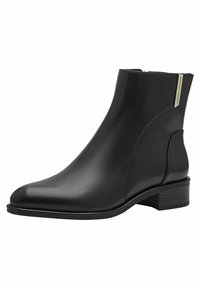 Stivaletto nero realizzato in pelle liscia con punta affusolata, tacco basso a blocco e zip laterale. Presenta un sottile accento metallico.