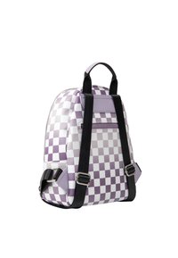 Zaino a scacchi viola e bianco, realizzato in materiale liscio, con spallacci neri, una maniglia superiore e una tasca frontale con zip.