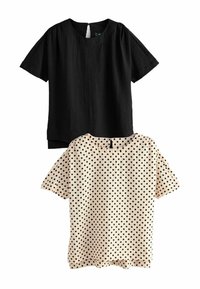 Twee shirts met korte mouwen: de ene zwart met een getextureerde stof en een sleutelgat aan de achterkant, de andere crème met zwarte stippen en een vergelijkbare halslijn.