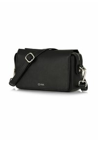 Czarna skórzana torba na ramię o teksturowanym wykończeniu, z zamkiem błyskawicznym, regulowanym paskiem i srebrnymi dodatkami. Prosta prostokątna forma.