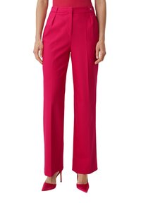 Spodnie z wysokim stanem, szeroką nogawką w jaskrawym różowym kolorze. Posiadają plisowanie z przodu, boczne kieszenie i gładką fakturę. Połączone z dopasowanymi szpilkami.