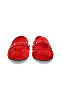 Mocasines de ante rojo con acentos de tachuelas, detalles de costura y suela plana. Presentan un diseño de talón abierto y punta redonda.