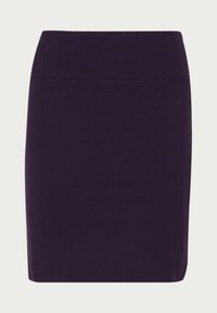 Fustă mini elastică de culoare purpurie, cu un design ajustat, textură netedă și talie elastică, având o siluetă simplă și curată.