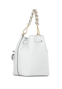 Borsa a secchiello bianca in pelle con hardware dorato. Caratterizzata da una tracolla a catena e chiusura con coulisse. Texture liscia con dettagli di bordo neri.