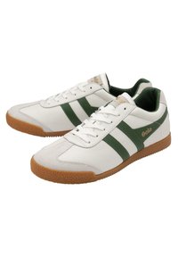 Sneaker in pelle bianca con strisce verdi e logo. Suola in gomma gum, punta testurizzata e collo imbottito per il comfort.