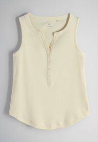 Top sin mangas color crema con textura acanalada, cuello redondo y tapeta con cinco botones en la parte delantera, confeccionado con tejido de punto suave.