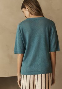 Next V-NECK - REGULAR FIT - Základné tričko - teal blue