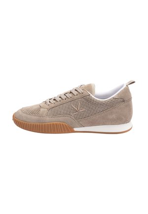 Beige Wildleder-Sneaker mit perforierten Seiten, Schnürverschluss, weißem, gepolstertem Innenfutter und brauner Gummisohle mit strukturiertem Vordergriff.