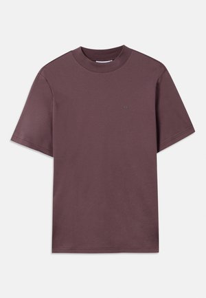 Camiseta de manga corta y cuello redondo en un tono malva oscuro, hecha de algodón suave. Presenta un marcado mínimo en color a juego en la parte frontal.