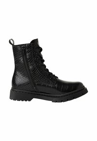 Bottines noires en cuir synthétique texturé avec un motif crocodile, dotées d'une fermeture éclair latérale et d'une semelle en caoutchouc épaisse.