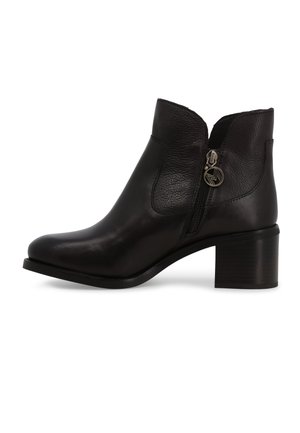 Stivaletto alla caviglia in pelle nera con collo curvo, zip laterale e tacco basso a blocco, caratterizzato da una texture liscia e dettagli hardware minimi.