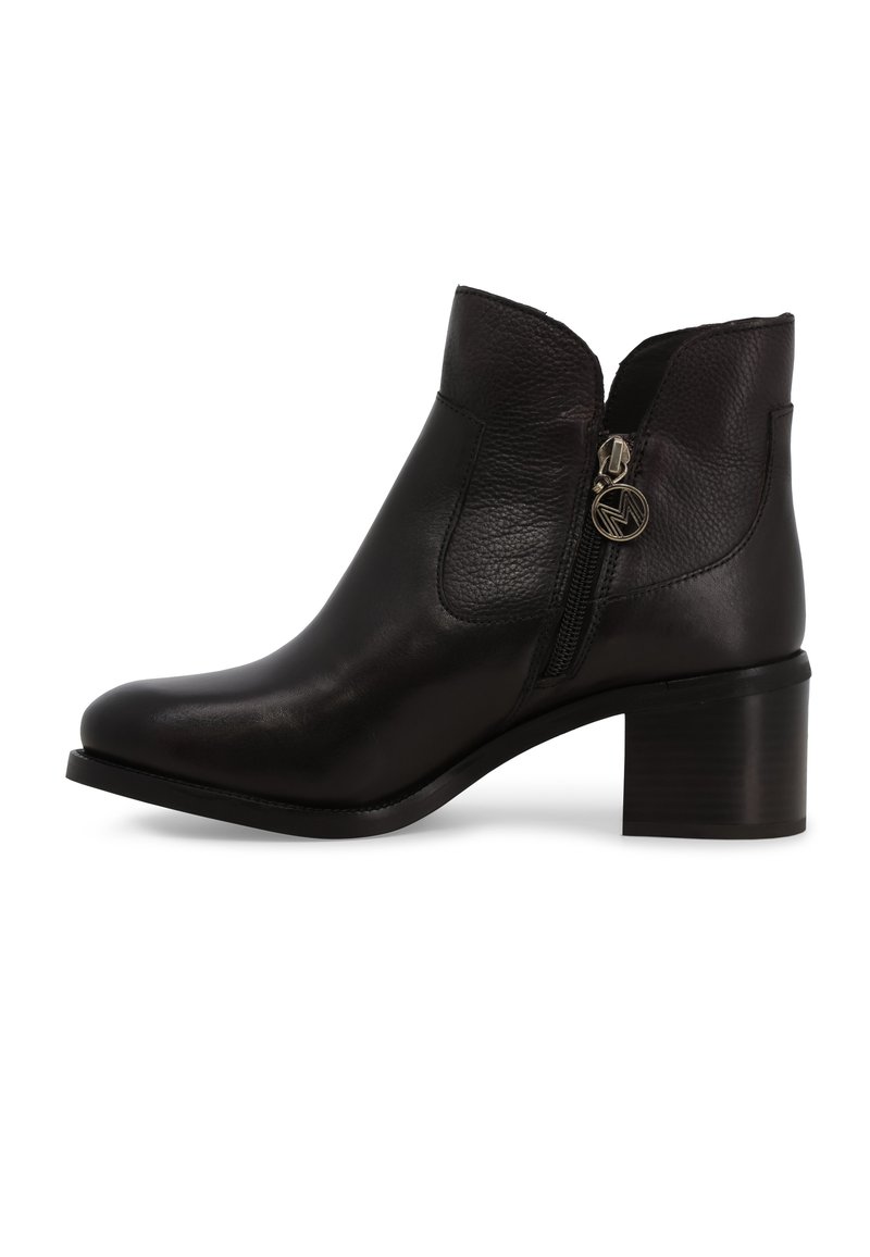 Stivaletto alla caviglia in pelle nera con collo curvo, zip laterale e tacco basso a blocco, caratterizzato da una texture liscia e dettagli hardware minimi.