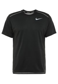 Černé atletické tričko vyrobené z lehkého materiálu, má krátké rukávy, kulatý výstřih a reflexní šedé akcenty na ramenou.