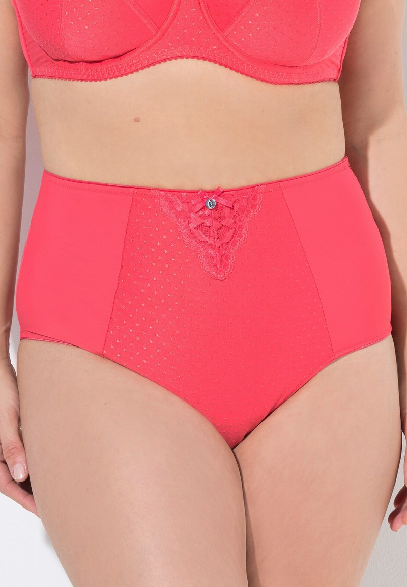 Mutande alte fucsia caratterizzate da una texture a pois, dettagli in pizzo e un piccolo fiocco decorativo sul davanti con un bottone.