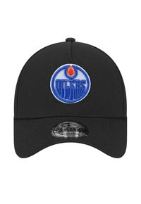 Casquette noire avec une visière incurvée, comportant un logo brodé circulaire bleu et orange indiquant "OILERS". Sangle ajustable à l'arrière.