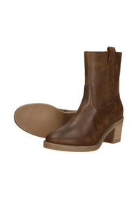 Bruine leren enkelboots met een ronde neus, een textuur aan de oppervlakte en een gestapelde hak. Voorzien van een zijtab en een rubberen buitenzool met ribbels.