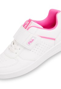 Scarpe sportive bianche con accenti rosa, dotate di una fascia in Velcro, design perforato e suola testurizzata per una migliore presa. Logo del marchio visibile.