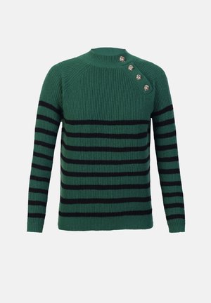 Pull en maille vert avec des rayures horizontales noires, col rond et épaule décorative ornée de quatre boutons métalliques.