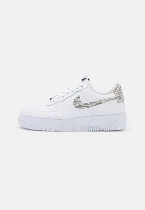 Białe niskie sneakersy z grubą podeszwą, wiązaniem na sznurówki i szarym wzorem kamuflażu na pięcie oraz bocznym logo Nike swoosh.