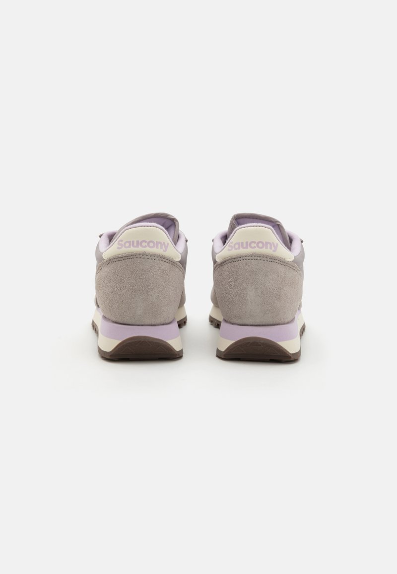 Sneaker in suede grigio con accenti viola e dettagli bianchi. Presentano un collare imbottito e una suola a contrasto con battistrada texturizzato.