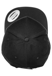 Must have snapback müts, mille lamega, tekstureeritud kangast, tikitud paneelidega ning ümar silt peal, mis näitab brändi ja stiili.