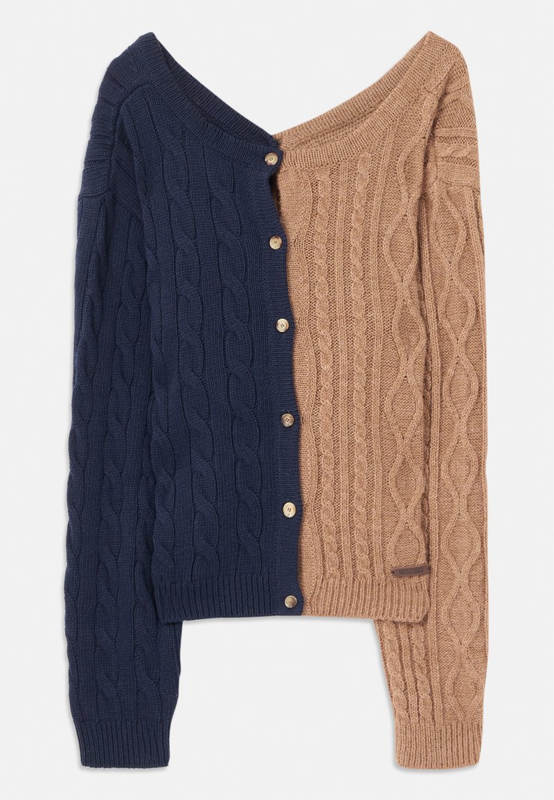 Cardigan bicolor con blu navy da un lato e marrone chiaro dall'altro. Design a maglia cable con bottoni lungo il lato blu.