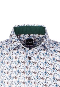 Camicia floreale con base bianca, fiori blu e foglie marroni. Presenta un colletto interno verde a contrasto e bottoni scuri per la chiusura.