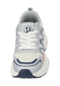 Scarpa atletica leggera con tomaia grigia e dettagli in rete, lacci bianchi e suola testurizzata. Accenti notevoli in rosa e blu navy.