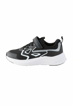 Pantof sportiv alb-negru cu partea superioară din plasă, accente decorative albe, talpă albă groasă, șireturi negre și o curea cu velcro.