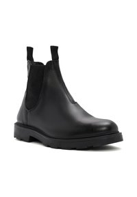 Botín Chelsea de cuero negro con panel lateral elástico, punta redondeada y suela texturizada. Cuenta con pestañas para un fácil uso.