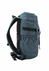 Mochila de tela azul con correas ergonómicas, bolsillo lateral de malla, hebillas ajustables y parte superior con cremallera. Los paneles texturizados mejoran el agarre.