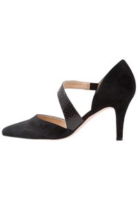 Czarny zamszowy but na wysokim obcasie z ostrym noskiem, z teksturowaną czarną krzyżową wstęgą i skromnym obcasem. Gładkie beżowe wnętrze.