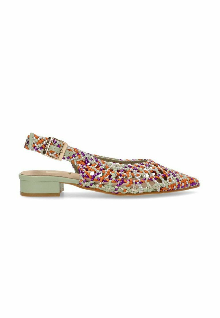 Zapato slingback tejido con punta afilada y tacón bajo, en patrones multicolores de naranja, púrpura y beige con una correa verde menta.