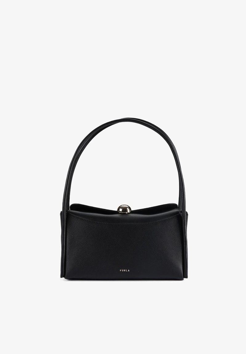 Črna usnjena torbica s strukturirano zasnovo, zaobljeno ročico in kovinsko zaponko. Na sprednji strani ima vtisnjeno blagovno znamko.