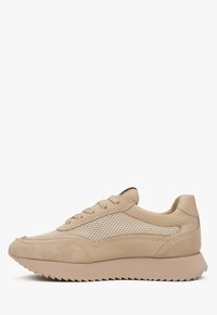 Beige sneaker met een gestructureerde suède en mesh bovenzijde, voorzien van een driehoekig patroon, vetersluiting en een dikke gegroefde rubberen zool.