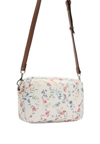 Torba na ramię w kwiatowy wzór na kremowym tle; posiada prostokątny kształt, teksturowaną tkaninę, brązowy skórzany pasek i srebrne okucia.