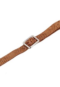 Brązowy skórzany pasek z teksturowanym wzorem i prostokątną srebrną klamrą na białym tle.