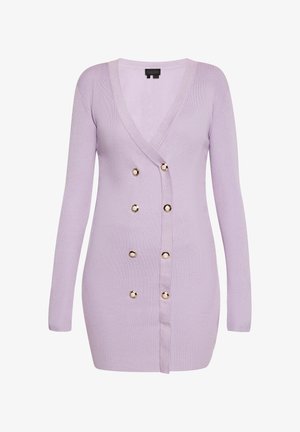 Lawendowy kardigan z prążkowanej dzianiny, z głębokim dekoltem w serek, długimi rękawami i dekoracyjnymi guzikami w kolorze złotym z przodu. Elegancki i zdobny design.