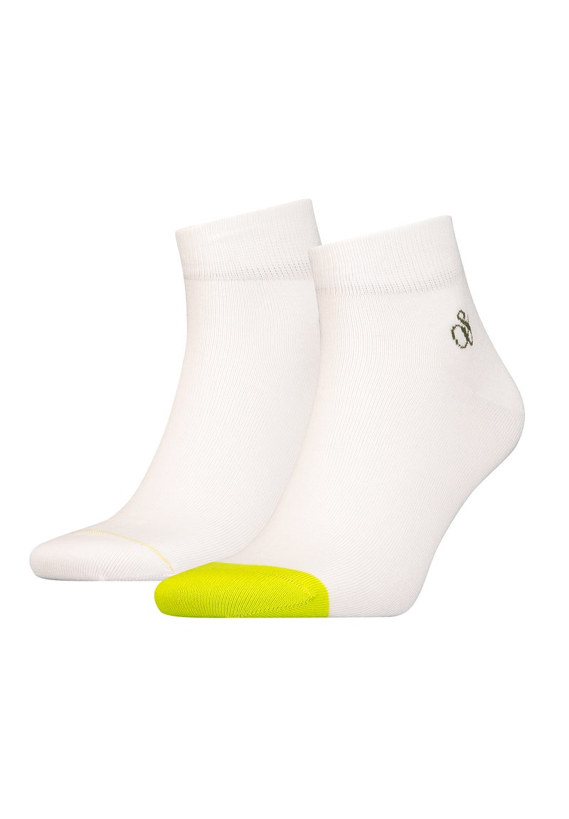 Weiße Knöchelsocken mit strukturiertem Strick, ausgestattet mit einer leuchtend gelben Zehenkappe und einem kleinen grünen Logo in der Nähe des Bündchens.